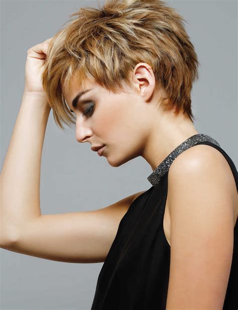 coupe courte femme rock and roll|20 idées de coiffure courte avec frange pour une ambiance。